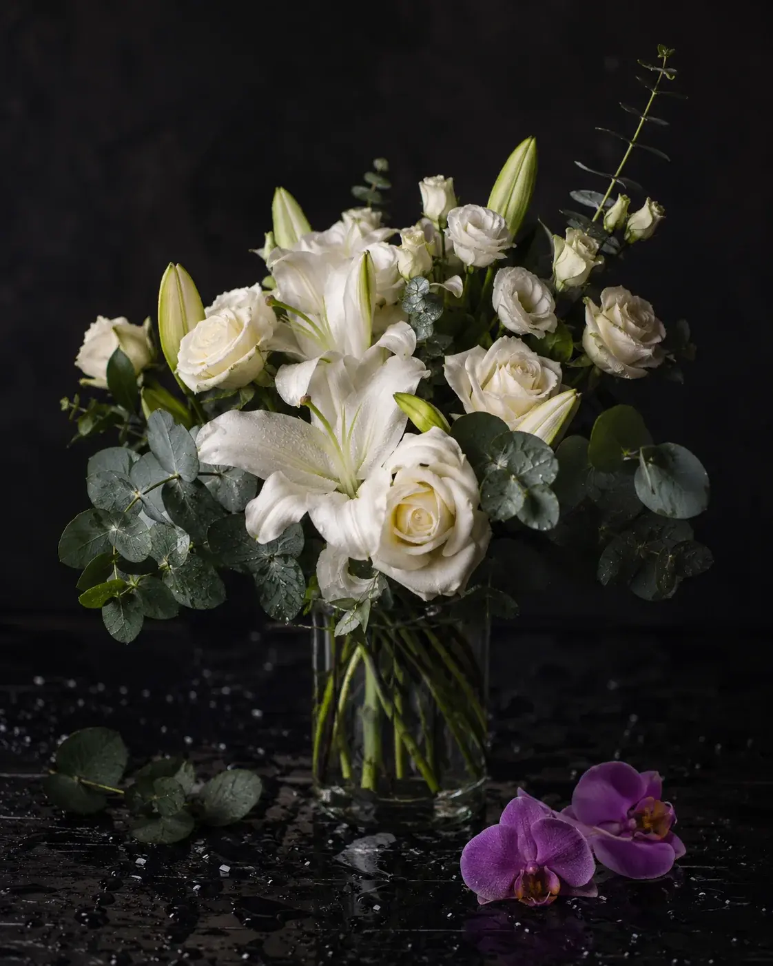 Spomienka, ľalia, biela ruža, lisianthus, eucalyptus